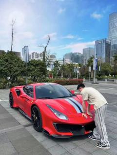 19岁开着超跑打游戏